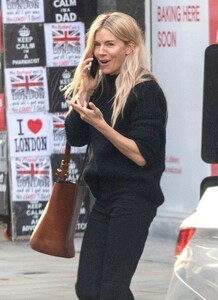 sienna-miller-oblivious-to-surroundings-laughs-on-phone-in-london-10-07-2024-3.jpg