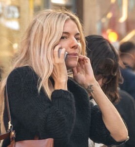 sienna-miller-oblivious-to-surroundings-laughs-on-phone-in-london-10-07-2024-4.jpg