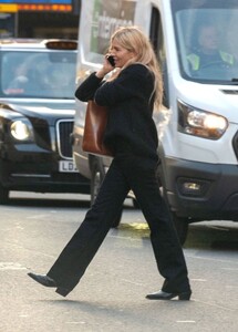 sienna-miller-oblivious-to-surroundings-laughs-on-phone-in-london-10-07-2024-5.jpg