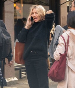 sienna-miller-oblivious-to-surroundings-laughs-on-phone-in-london-10-07-2024-8.jpg