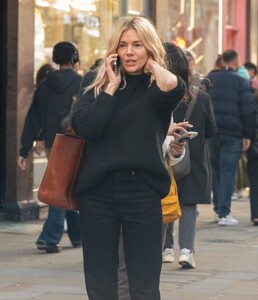 sienna-miller-oblivious-to-surroundings-laughs-on-phone-in-london-10-07-2024-9.jpg