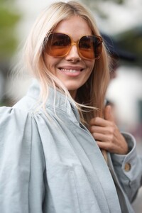 sienna-miller-stuns-at-paris-fashion-week-effortless-chic-in-blue-09-25-2024-3.jpg