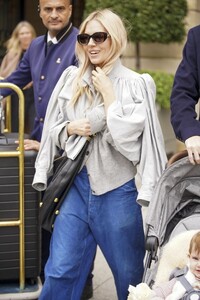 sienna-miller-stuns-at-paris-fashion-week-effortless-chic-in-blue-09-25-2024-6.jpg