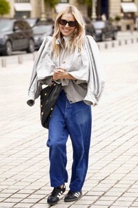 sienna-miller-stuns-at-paris-fashion-week-effortless-chic-in-blue-09-25-2024-8.jpg