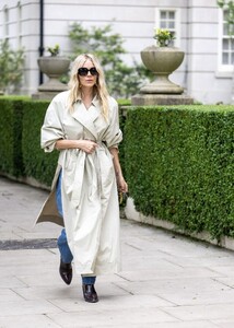 sienna-miller-stuns-in-victoria-beckham-s-mango-trench-coat-in-london-05-02-2024-0.thumb.jpg.b3cb4a2ad544c36c90bc96e2ceedafb5.jpg