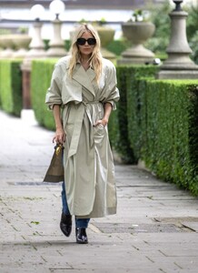 sienna-miller-stuns-in-victoria-beckham-s-mango-trench-coat-in-london-05-02-2024-5.thumb.jpg.4f26fbd2536b29878ffc2a0afda974df.jpg