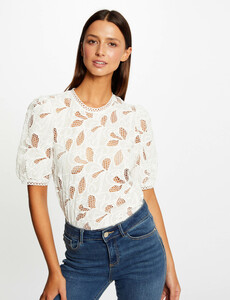 t-shirt-manches-courtes-a-details-brodes-ecru-femme-vue1-32536300950670201.jpg