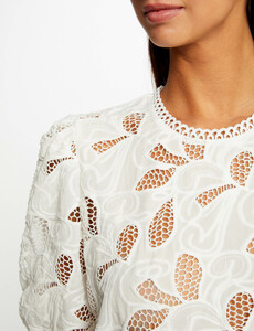 t-shirt-manches-courtes-a-details-brodes-ecru-femme-vue4-32536300950670201.jpg