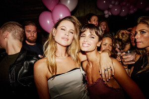taylor-hill-behati-prinsloocredit-jerome-duran-1729258044187.jpg