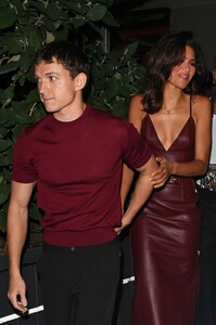zendaya-and-tom-holland-leaves-their-hotel-in-new-york-10-24-2024-7.jpg