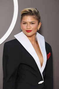 zendaya-at-louis-vuitton-ss25-fashion-show-in-paris-10-01-2024-3.jpg
