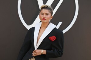 zendaya-at-louis-vuitton-ss25-fashion-show-in-paris-10-01-2024-5.jpg
