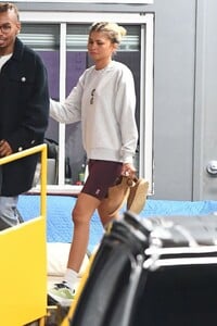 zendaya-leaves-spring-studios-in-new-york-10-15-2024-4.jpg