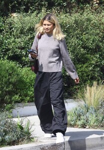 zendaya-out-and-about-in-los-feliz-10-10-2024-0.jpg
