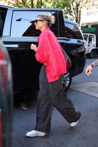 zendaya-out-for-lunch-with-law-roach-in-new-york-09-22-2024-8.jpg