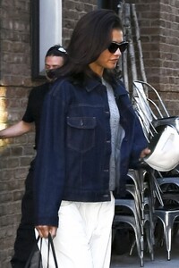 zendaya-out-with-her-brother-austin-and-dog-midnight-in-new-york-10-26-2024-3.jpg