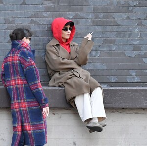 zoe-kravitz-chatting-with-a-friend-in-ny-03-17-2024-0.jpg
