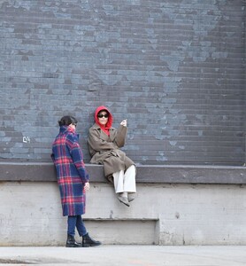 zoe-kravitz-chatting-with-a-friend-in-ny-03-17-2024-1.jpg