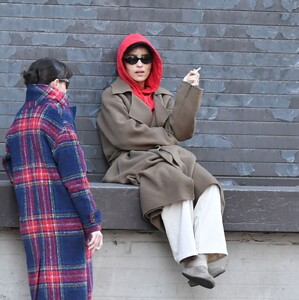 zoe-kravitz-chatting-with-a-friend-in-ny-03-17-2024-3.jpg