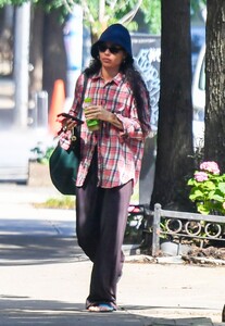 zoe-kravitz-in-casual-outfit-in-new-york-07-06-2024-3.jpg