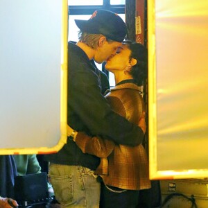 zoe-kravitz-kisses-austin-butler-on-the-set-of-caught-stealing-in-new-york-10-02-2024-6.jpg