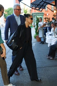 zoe-kravitz-out-in-brooklyn-08-22-2024-2.jpg