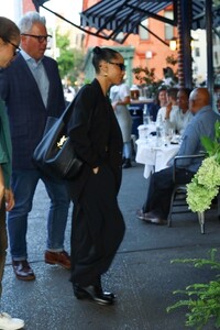 zoe-kravitz-out-in-brooklyn-08-22-2024-3.jpg