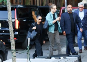 zoe-kravitz-out-in-brooklyn-08-22-2024-4.jpg