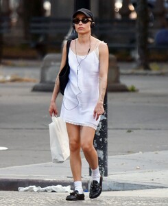zoe-kravitz-out-in-new-york-06-19-2024-1.jpg