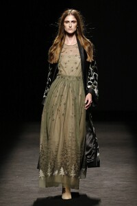 00034-teresa-helbig-madrid-fall-19-creditMBFWMADRID-Francesc-Ten.jpg