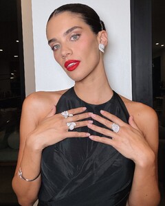[2024.11.10] sarasampaio_466475178_18474753277058288_8392881927748276692_n.jpg