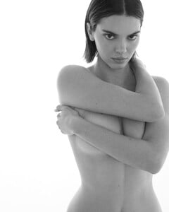 [2024.11.12] kendalljenner_466632407_923257952559901_6369853112526655028_n.jpg