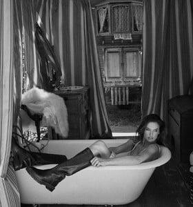 [2024.11.17] alessandraambrosio_466844993_18472443226000670_9088637276545877373_n.jpg