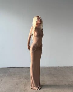 [2024.11.22] revolve_468170856_1716859269093276_8377166537546279763_n.jpg