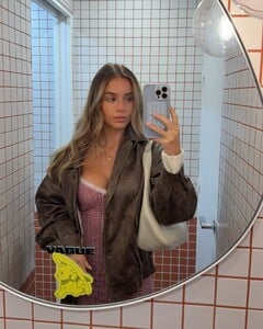 [2024.11.25] haileygrice_468500468_956979746296765_8243470226995419239_n.jpg