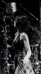 537885497_dualipa-6.jpg