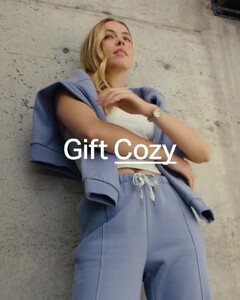 Caroline Kelley - [2024] Vuori • The Holiday Gift Guide 4.jpg