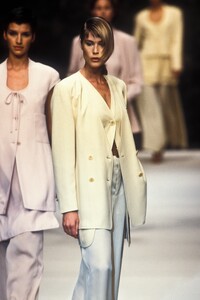 Cerruti1994WomenRTW38.thumb.jpg.240874a188edf778618cec51f3f09452.jpg
