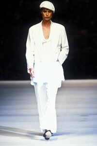 Cerruti1994WomenRTW79.thumb.jpg.565b876c83b3feea8dd2ebb347e91bb2.jpg