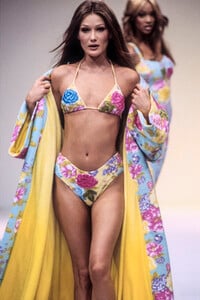 GaetanoNavarra1993WomenRTW123.thumb.jpg.9e7d55fb6873119dea19e60179407b8b.jpg
