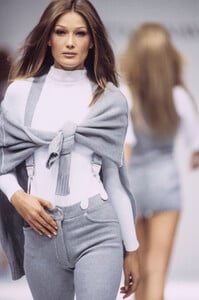 GaetanoNavarra1993WomenRTW138.thumb.jpg.8b2a17d91f18ac51cf05331168827f09.jpg