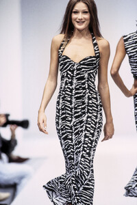 GaetanoNavarra1993WomenRTW167.thumb.jpg.82e7bf6334318b2b7c59b8445f86b112.jpg