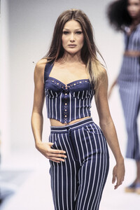 GaetanoNavarra1993WomenRTW60.thumb.jpg.85d145ddc2bbd3c35256710099579f01.jpg
