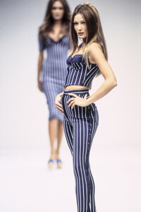 GaetanoNavarra1993WomenRTW62.thumb.jpg.9b589532ef2794027f138364a88f9cea.jpg