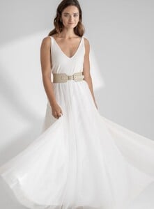 Hochzeitskleid-schlicht-ALEXA-SUE-bodenlang-Tüllrock-V-Ausschnitt-Brautgürtel_2db293c9c5c08ae6b92b8b703af5f350.jpg