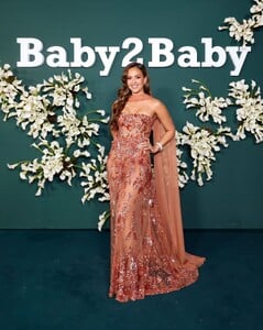 Jessica_Alba_at_2024_Baby2Baby_Gala_in_Los_Angeles_11-09-2024__58_.jpg