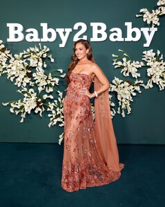 Jessica_Alba_at_2024_Baby2Baby_Gala_in_Los_Angeles_11-09-2024__64_.jpg