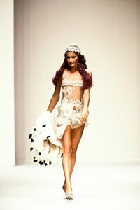 JohnGalliano1994WomenRTW59.thumb.jpg.7a4068b9fef2efa0bea1bb8e32a0a597.jpg