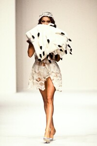JohnGalliano1994WomenRTW61.thumb.jpg.7de952a7c772388356186c14dda10122.jpg