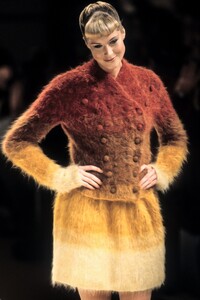 JunkoShimada1995WomenRTW13.thumb.jpg.2e42d50d2664a1dff07fbdfce099d154.jpg
